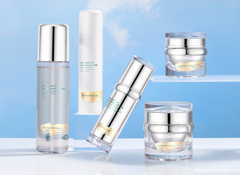 宝洁与屈臣氏共同研发全新护肤品牌AiO 宝洁与屈臣氏共同研发全新护肤品牌AiO