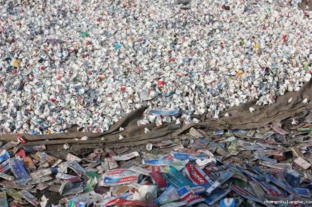 再也不用「挤牙膏」,高露洁换上的「润滑剂」包装,让牙膏从此一滴不剩 再也不用「挤牙膏」,高露洁换上的「润滑剂」包装,让牙膏从此一滴不剩